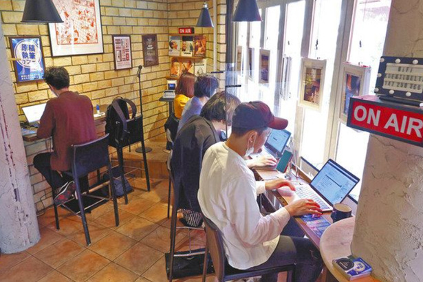 咖啡廳內配有充電插座、Wi-Fi，以及無限續杯的自助咖啡，讓趕稿者可以安心寫稿。(Photo by www.tokyo-np.co.jp)