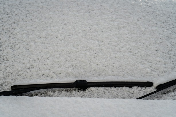 汽車玻璃結冰，關鍵原因是人離開汽車後，車內仍有熱空氣，所以汽車玻璃仍然是熱的，而當雪花落在玻璃上時，先是融化，但在融雪過程中，車內溫度會逐漸下降。當車內溫度與車外溫度相近時，玻璃上融化的雪水就會開始結冰。(Photo by Pixabay)
