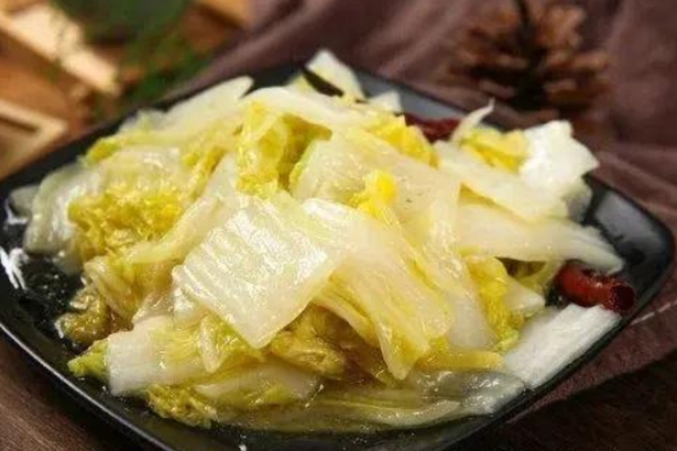 黃葉白菜口感比較細膩，更加清甜，水分比較多，葉子比較薄，很容易入味，適合用來炒、涮、做湯或是用來涼拌。