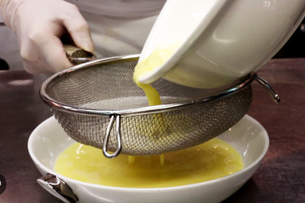 蛋漿可過篩 1-2 次才拿去蒸煮。