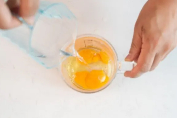 在做蒸蛋時，一定要往蛋液中加入適量的清水，不能用熱水，也不能用冷水，最好是 40 度的溫水。
