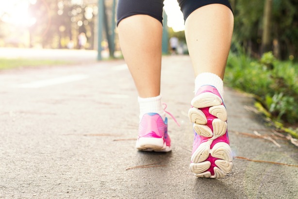 關於倒退運動的好處，已經有為數不少的研究。根據 2021 年 3 月的一項研究結果顯示，在跑步機上倒退走 30 分鐘、持續 4 個星期，參與者的平衡度、行走速度和心肺功能均有所提高。另一項臨床試驗顯示，26 位身體質量指數（BMI）正常的女性，進行為期 6 週的倒退跑步和步行計劃後，身體脂肪減少 2.4%，心肺功能也獲得改善，結果被發表在 2005 年 4 月號的《International Journal of Sports Medicine》上。(Photo from Pixabay)