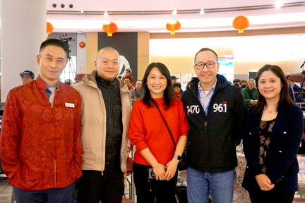 ScotiaBank Branch Manager Jeremy Yang（左一）聯同另一分行經理 Kevin Ma（左二）和廣告公司 Moonsoon Communications 的 Grace Ngan（中）前來觀賞「龍鳳呈祥賀新歲」，新時代傳媒集團總裁李方（右二）和加拿大中文電台市務及營業經理 Jenny Tang（右一）特別上前迎接。