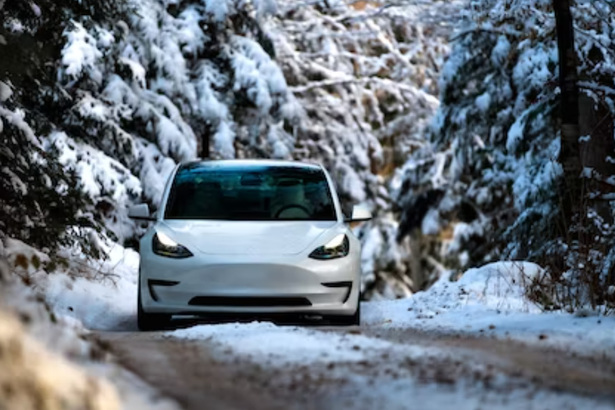 美國汽車協會 (AAA) 在冬季環境中測試 Tesla Model 3，在攝氏 -6 度的天氣下，平均續駛里程減少 41%。(Photo by Unsplashed)