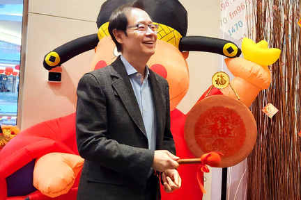 新時代集團主席馮永發敲起銅鑼，為「氣球鞭炮」比賽揭開序幕。