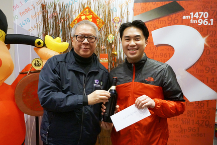 行政部的 Jeffrey（右）從新時代傳媒集團副主席陳國雄（左）手中接過第二獎，今年一定行運一條龍！