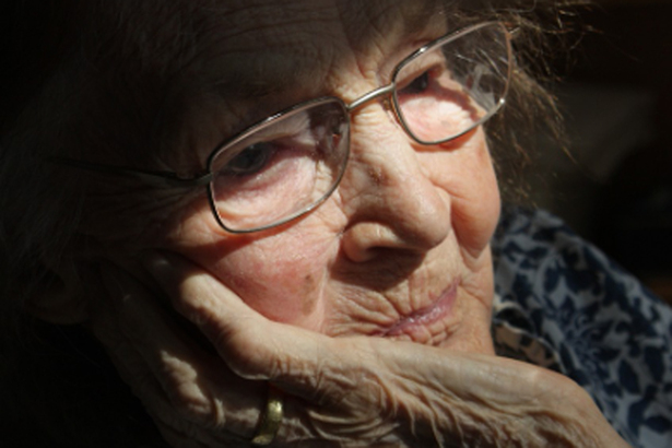 眼中風患者的平均年齡為 60 至 65 歲，九成患者為 40 歲以上人士。高危因素跟缺血性腦中風類似，包括有吸煙習慣、高血壓、高血脂、糖尿病、肥胖、心血管疾病等等。(Photo by Pixabay)