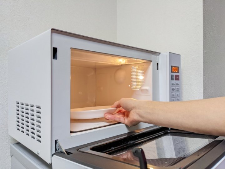 Microwave 微波爐啟動後會釋出輻射線  站在它前面安全嗎？