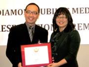 2012 QEII Jubilee Medal <br> 總裁李方獲頒英女王鑽禧獎章1746054569