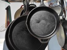 Cast Iron Pan 烹調這 4 種食物時 千萬別用生鐵鑄鐵鍋1746054569