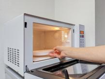 Microwave 微波爐啟動後會釋出輻射線 站在它前面安全嗎？1746054569