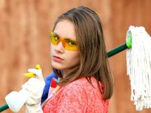 Cleaning duty 老闆規定「員工輪流掃廁所」 為何大家搶著做?1746054569