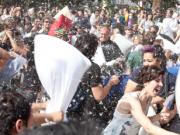 Pillow Fight 溫哥華快閃枕頭大戰