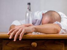 Alcohol 喝蜂蜜水、咖啡能解酒嗎？1746036542