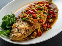 Pan-fried fish 怎樣下鍋煎魚才皮不破 嫩滑多汁？1746036542