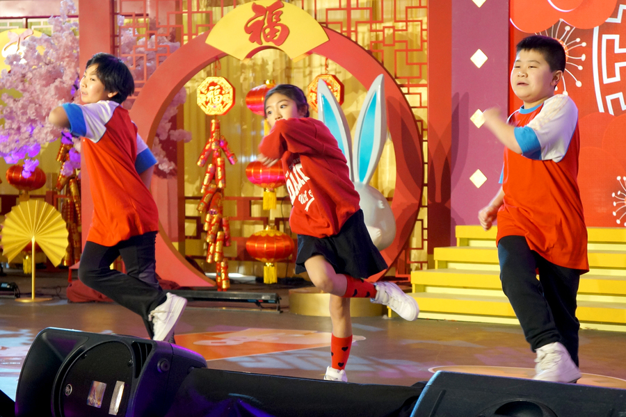 CNY Eve 送虎迎兔「兔氣揚眉迎新歲」10923
