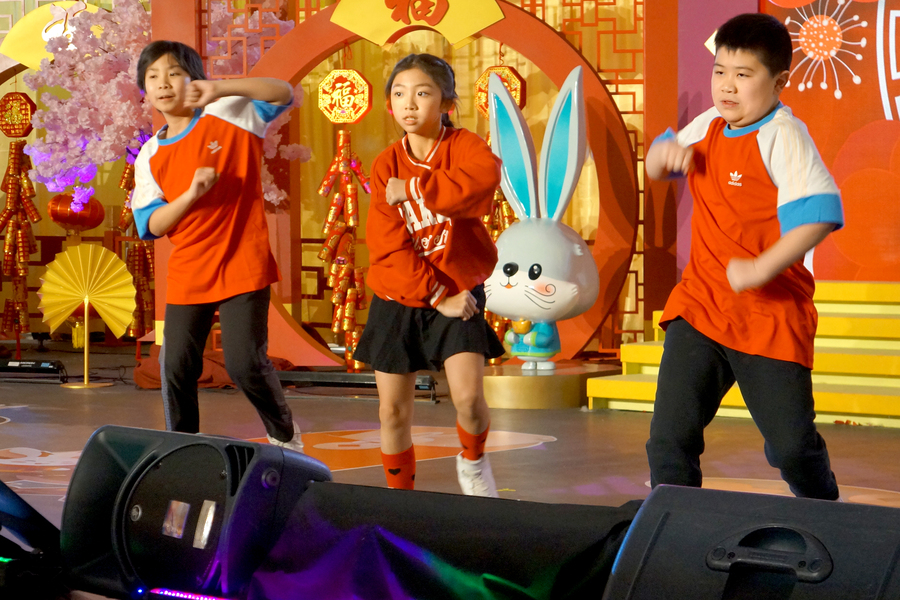 CNY Eve 送虎迎兔「兔氣揚眉迎新歲」10927