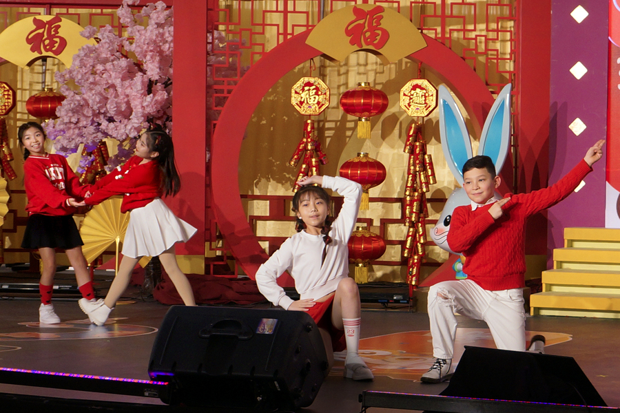 CNY Eve 送虎迎兔「兔氣揚眉迎新歲」10937