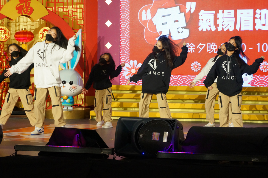 CNY Eve 送虎迎兔「兔氣揚眉迎新歲」10970