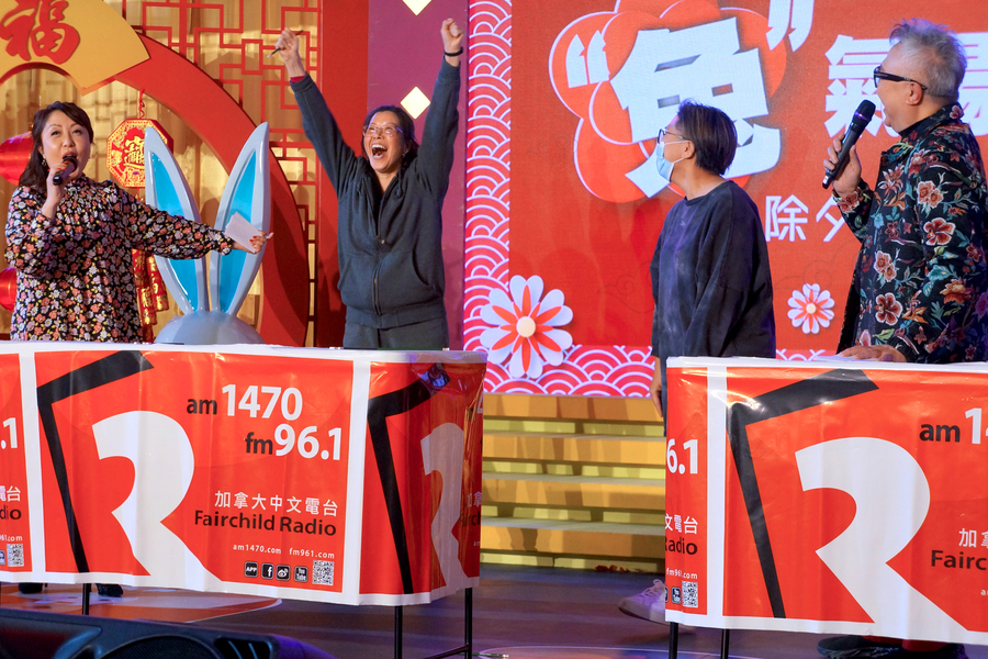 CNY Eve 送虎迎兔「兔氣揚眉迎新歲」10989