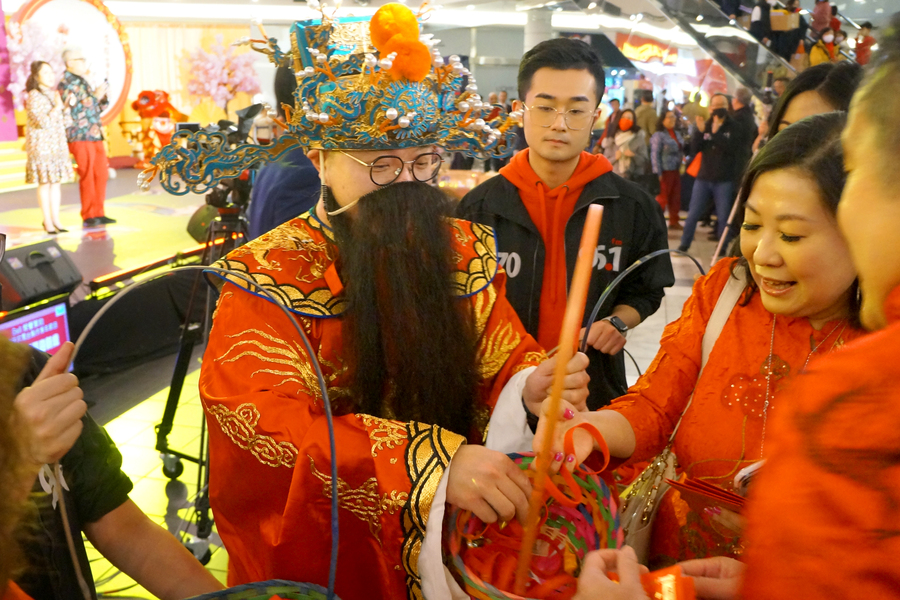 CNY Eve 送虎迎兔「兔氣揚眉迎新歲」11028