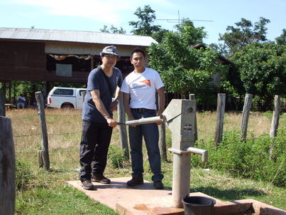 William Ho and Chris Wong<br>何活權 黃凱芹 老撾愛心之旅1769