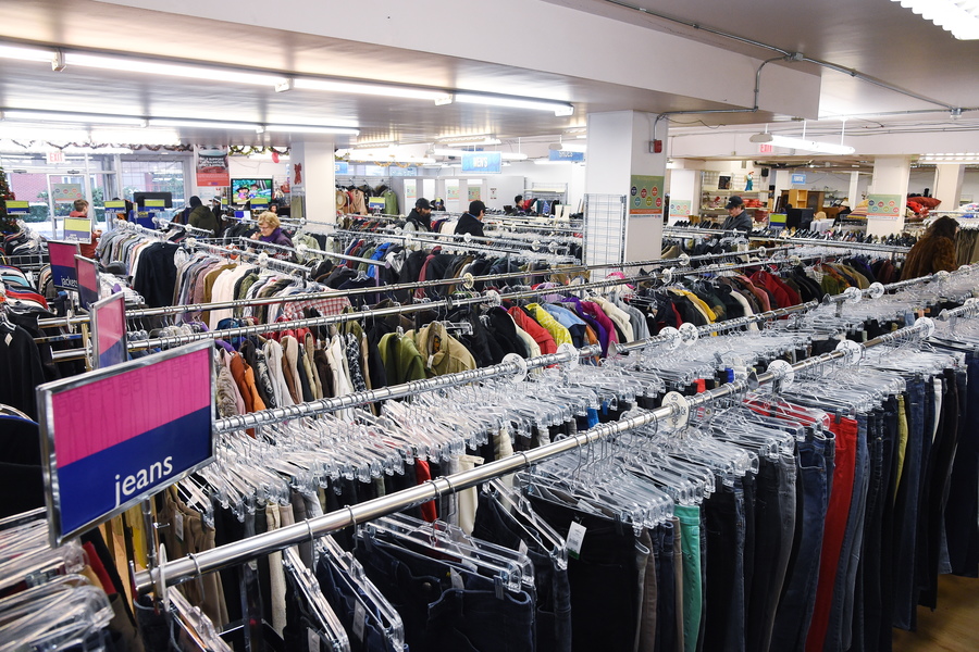 Little Sunshine 參觀 Salvation Army Thrift Store7058
