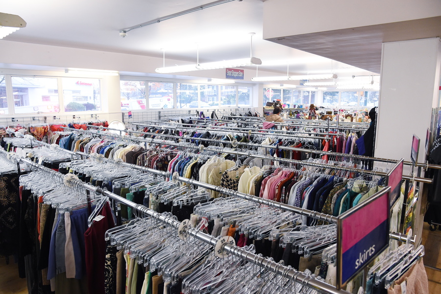 Little Sunshine 參觀 Salvation Army Thrift Store