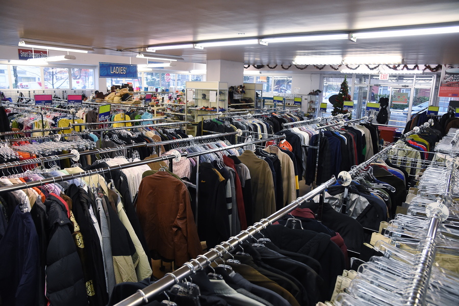 Little Sunshine 參觀 Salvation Army Thrift Store