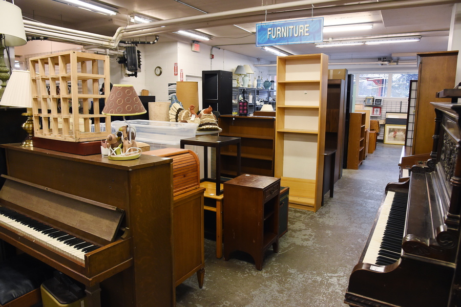 Little Sunshine 參觀 Salvation Army Thrift Store7065