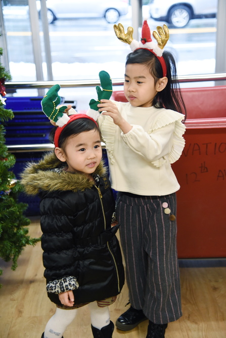 Little Sunshine 參觀 Salvation Army Thrift Store7069