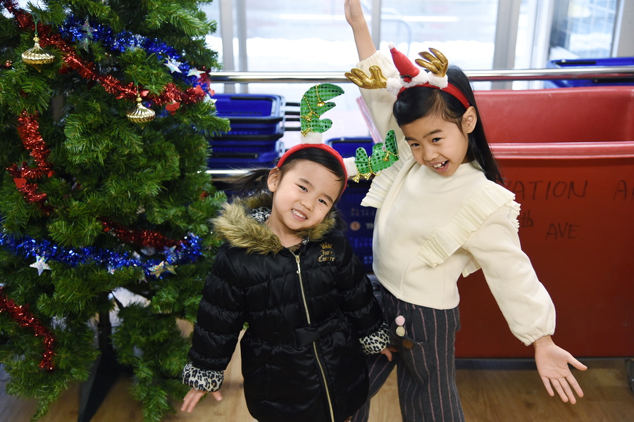 Little Sunshine 參觀 Salvation Army Thrift Store7072