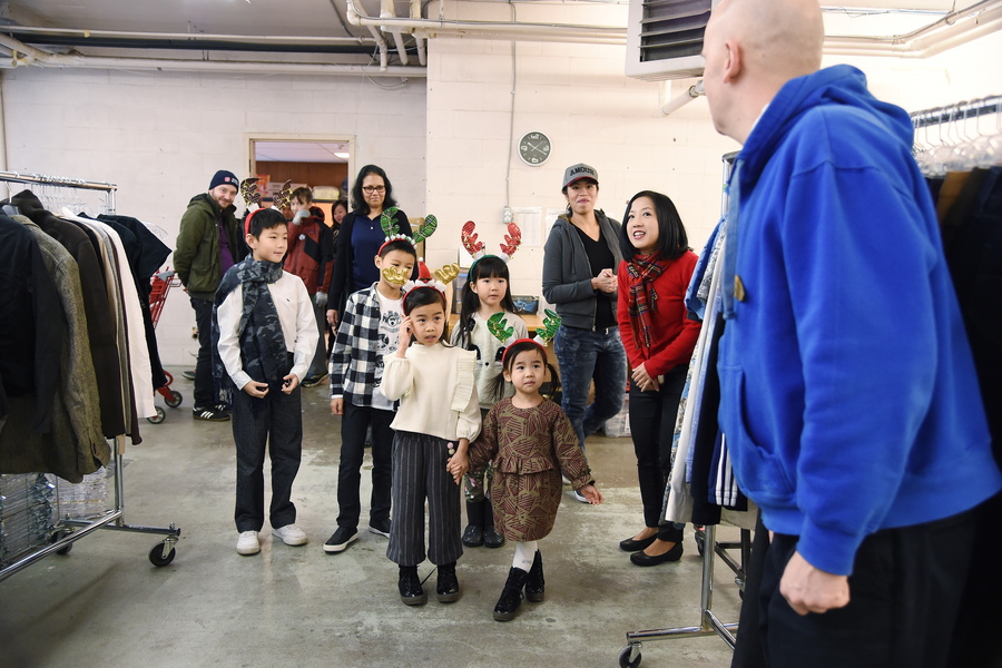 Little Sunshine 參觀 Salvation Army Thrift Store7075