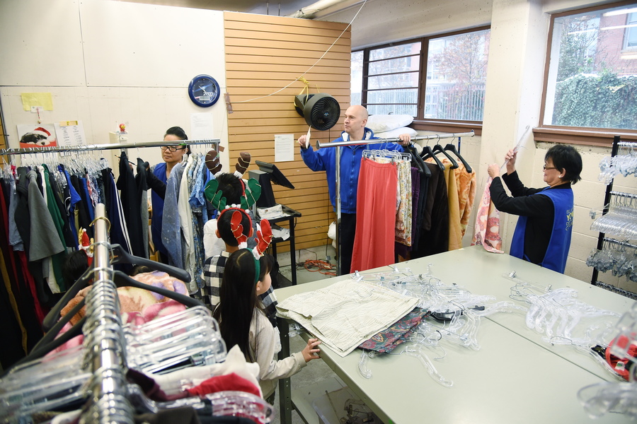 Little Sunshine 參觀 Salvation Army Thrift Store7080