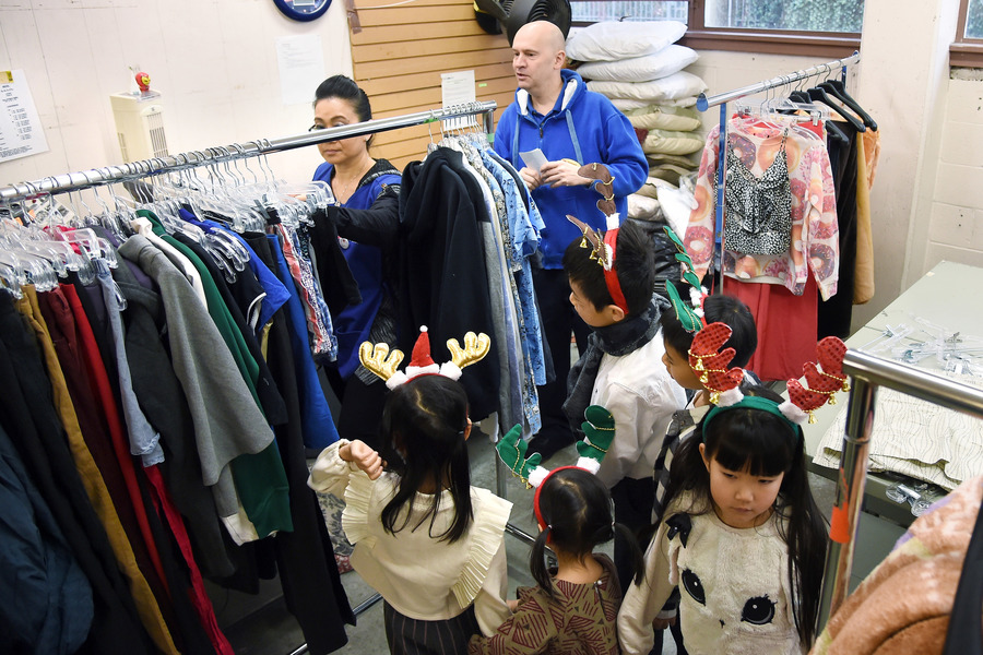 Little Sunshine 參觀 Salvation Army Thrift Store7081