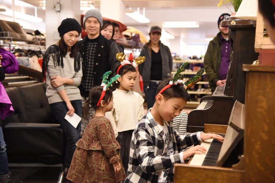 Little Sunshine 參觀 Salvation Army Thrift Store7088