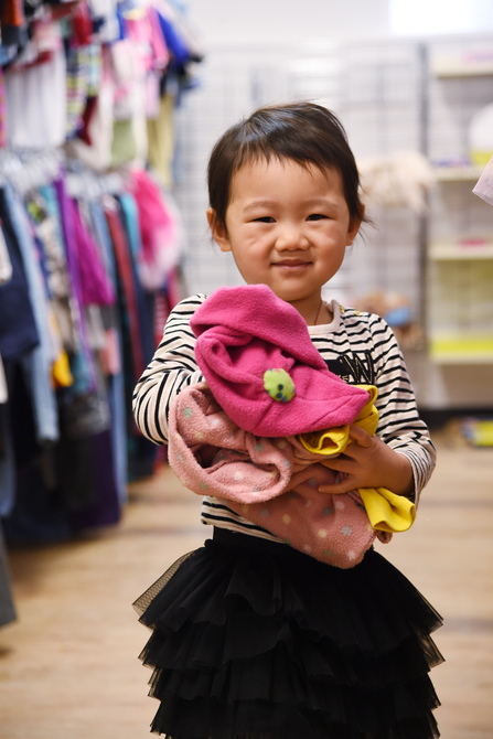 Little Sunshine 參觀 Salvation Army Thrift Store7098