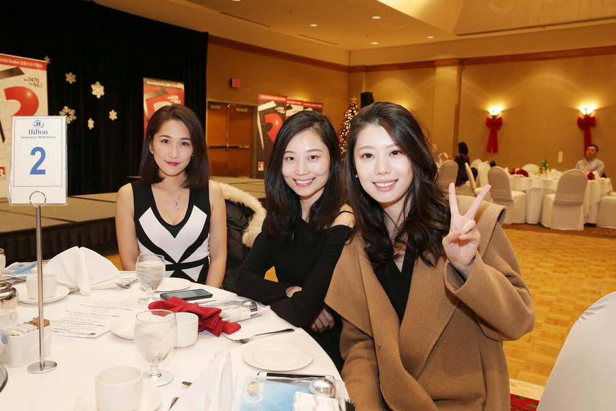 DJ 華麗轉身 盛裝出席聖誕聯歡派對7880