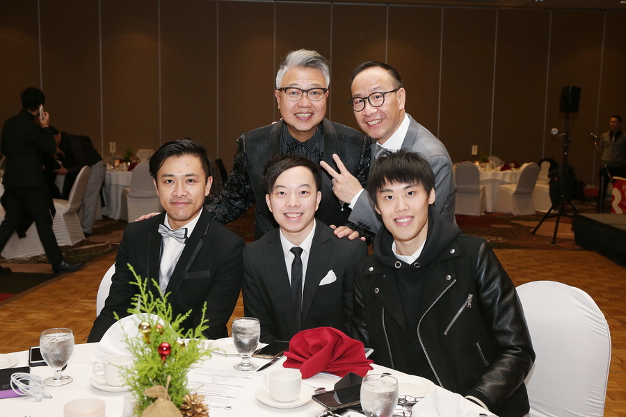 DJ 華麗轉身 盛裝出席聖誕聯歡派對7882