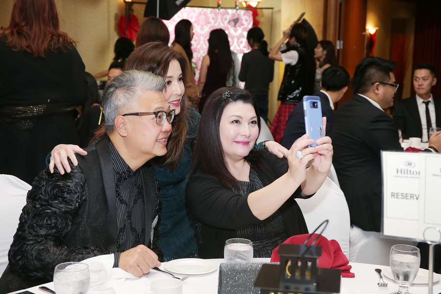 DJ 華麗轉身 盛裝出席聖誕聯歡派對7887