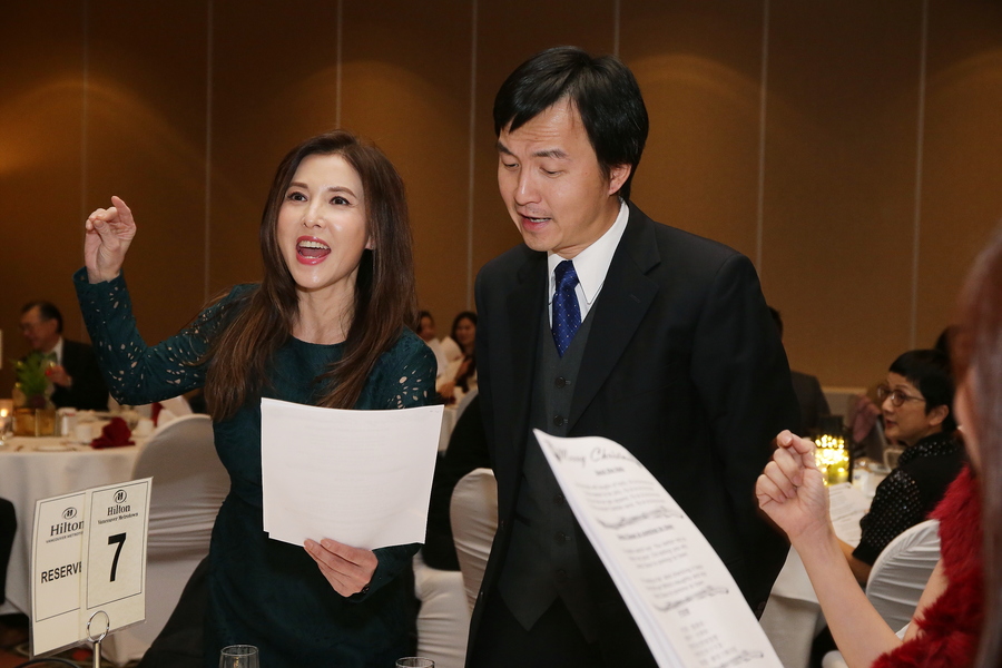 DJ 華麗轉身 盛裝出席聖誕聯歡派對7893