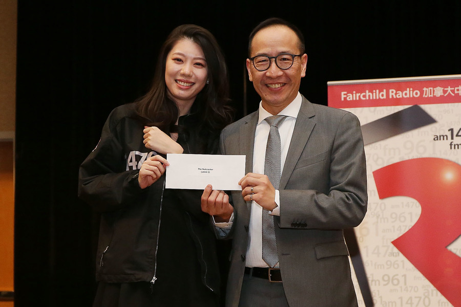 DJ 華麗轉身 盛裝出席聖誕聯歡派對7932