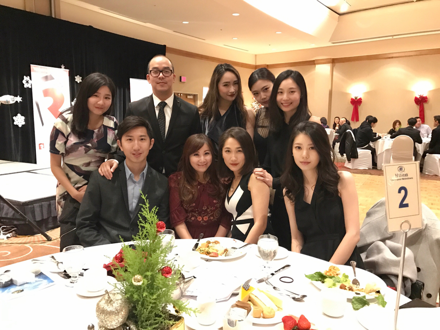 DJ 華麗轉身 盛裝出席聖誕聯歡派對7939
