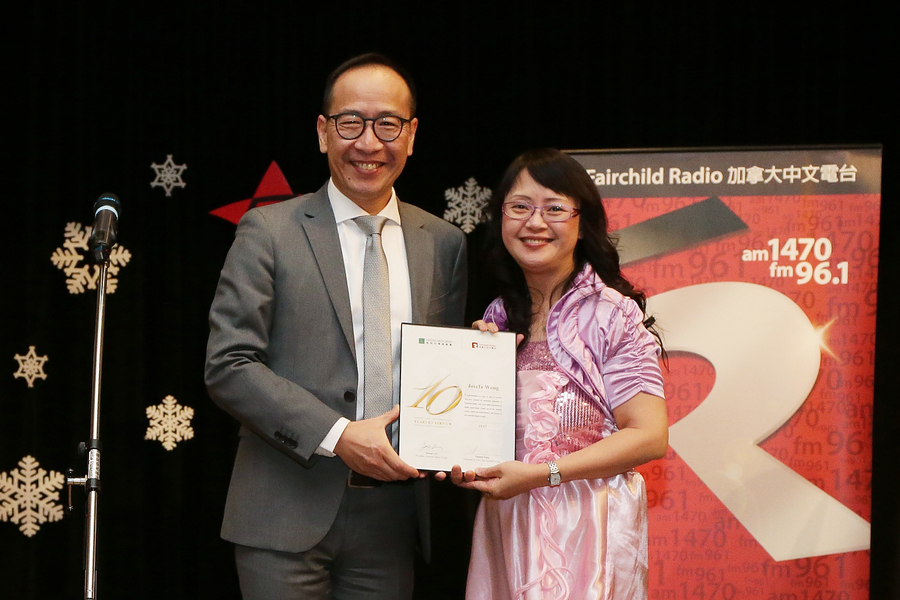 DJ 華麗轉身 盛裝出席聖誕聯歡派對7940