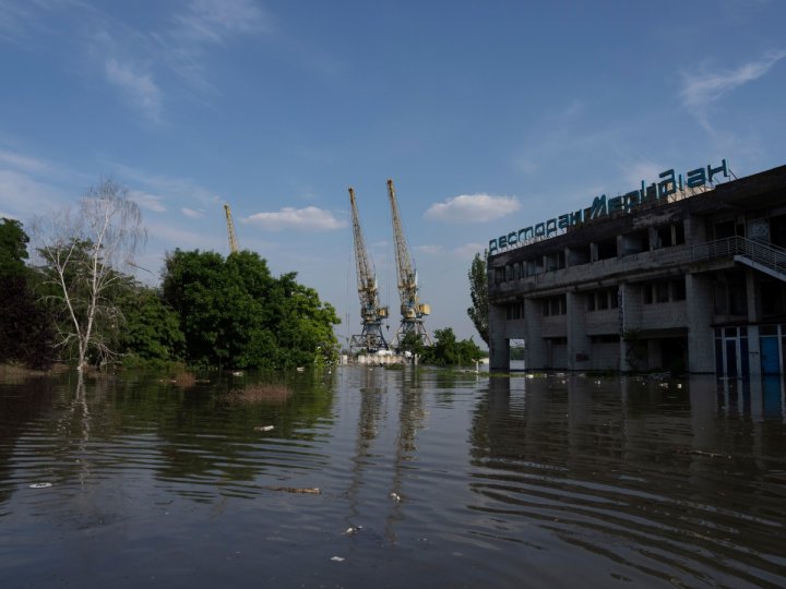 烏克蘭南部俄羅斯控制赫爾松地區一座水壩遇襲引致缺堤大量水湧出