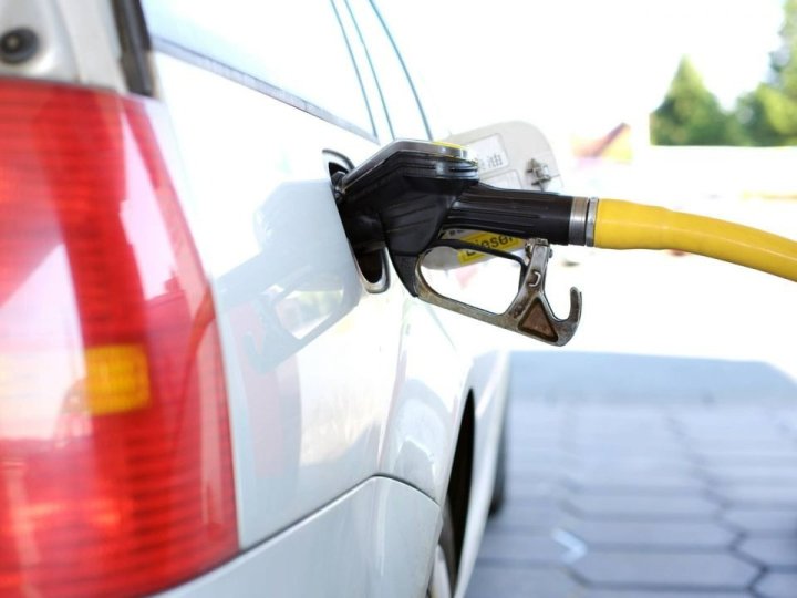 原油期貨價格下跌近3%
