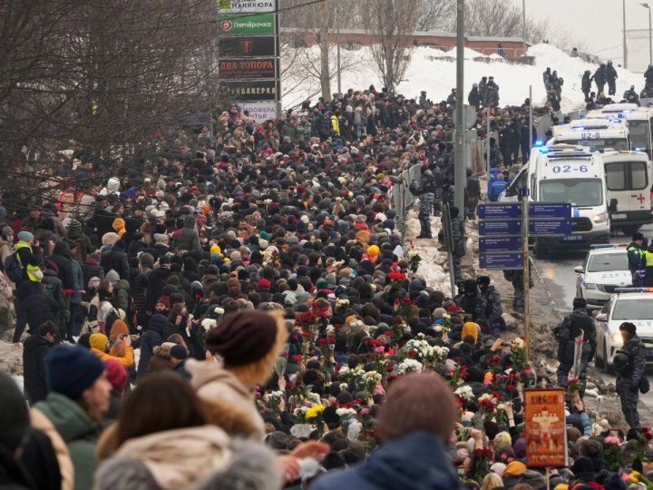 俄羅斯已故反對派領袖納瓦爾尼的遺體在墓斯科一座公墓落葬大批支持者到場送別西方傳媒說人數有數千人