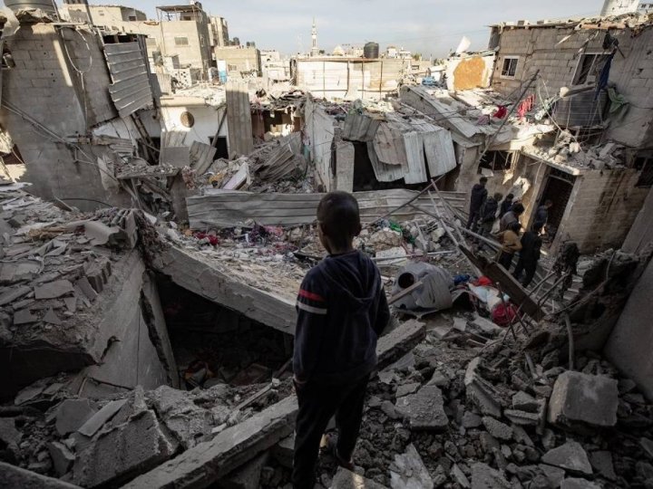 加沙南部城市拉法一處難民營遭以軍轟炸