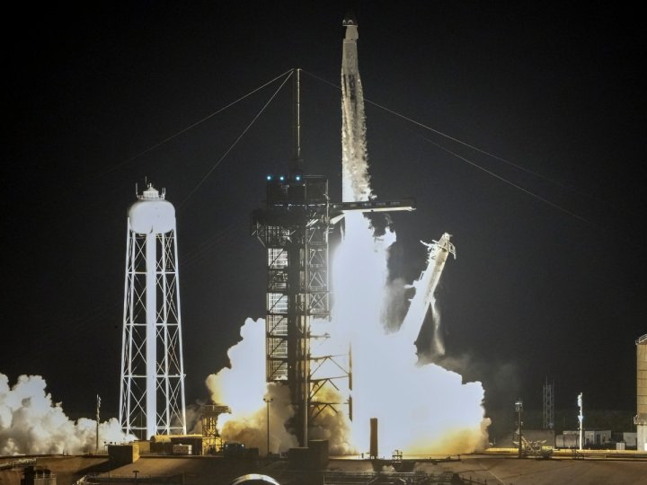 美國富商艾薩克曼同太空專家吉利斯乘坐SpaceX龍飛船到太空2人輪流出艙執行首次由非職業太空人負責的商業太空行漫步進行太空服機動性測試歷時近一小時結束