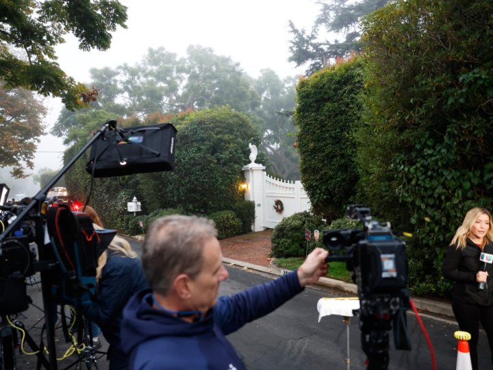 荷李活導演洛雷納昨日與妻子Michele被發現倒斃在洛杉磯寓所終年78歲及68歲據報2人身上有刀傷1765830895